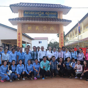 广肇学校教师代表团访问甘再社树英学校