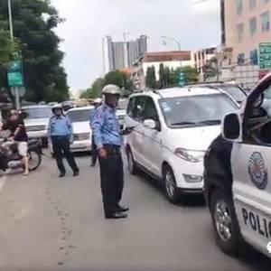 违规驾驶还冲撞柬埔寨警察，这位同胞要遭殃了......