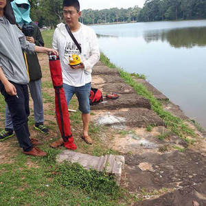一批中国人在吴哥窟前用钻子钻石头引热议