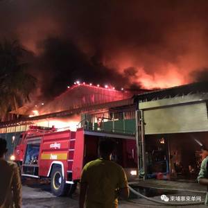 金边凌晨突发大火，10多辆豪车瞬间被吞噬（视频）