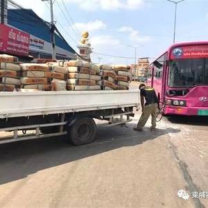 又有汽车被火车撞了