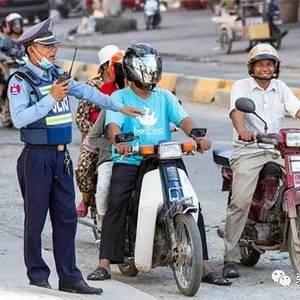 又有13辆车被扣，被罚怕了吗，柬交警收入高得离谱！