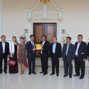 山东企业家访问团拜访柬华总会