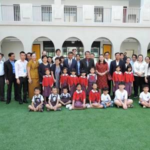 洪尊那隆参观柬埔寨首都双语国际学校