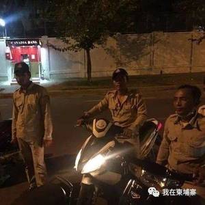 警方眼底公然抢劫中国游客的包