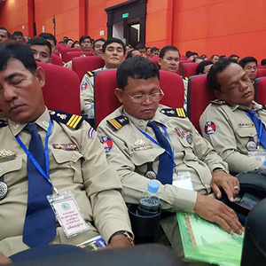 3名警员在洪森演讲时熟睡 原来是“乌龙”事件