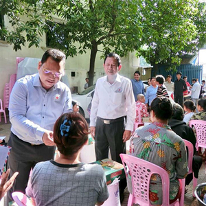 棉芷区副区长慰问贫困居民