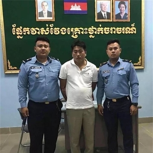 逼交警下跪道歉的警官 获刑两年