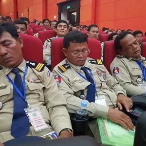 柬埔寨警察很爱收小费？这名警官反倒送现金！