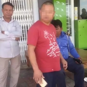 两学生骑摩托车与中籍男子小车相撞，两人重伤