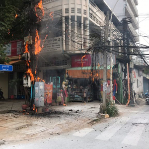 电线短路引发大火 警民火速救援