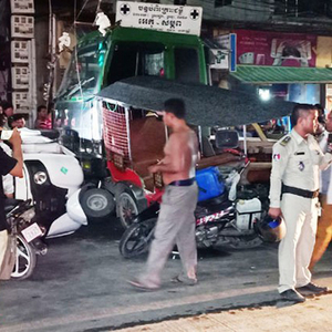 货车失控连撞嘟嘟车 一人重伤