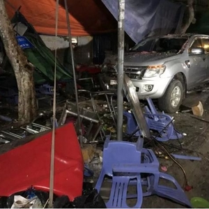 汽车午夜撞路边档