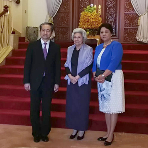 熊波大使向莫尼列国母祝贺寿辰
