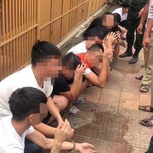 西港一群中国人在*场前围殴2名同胞被捕！